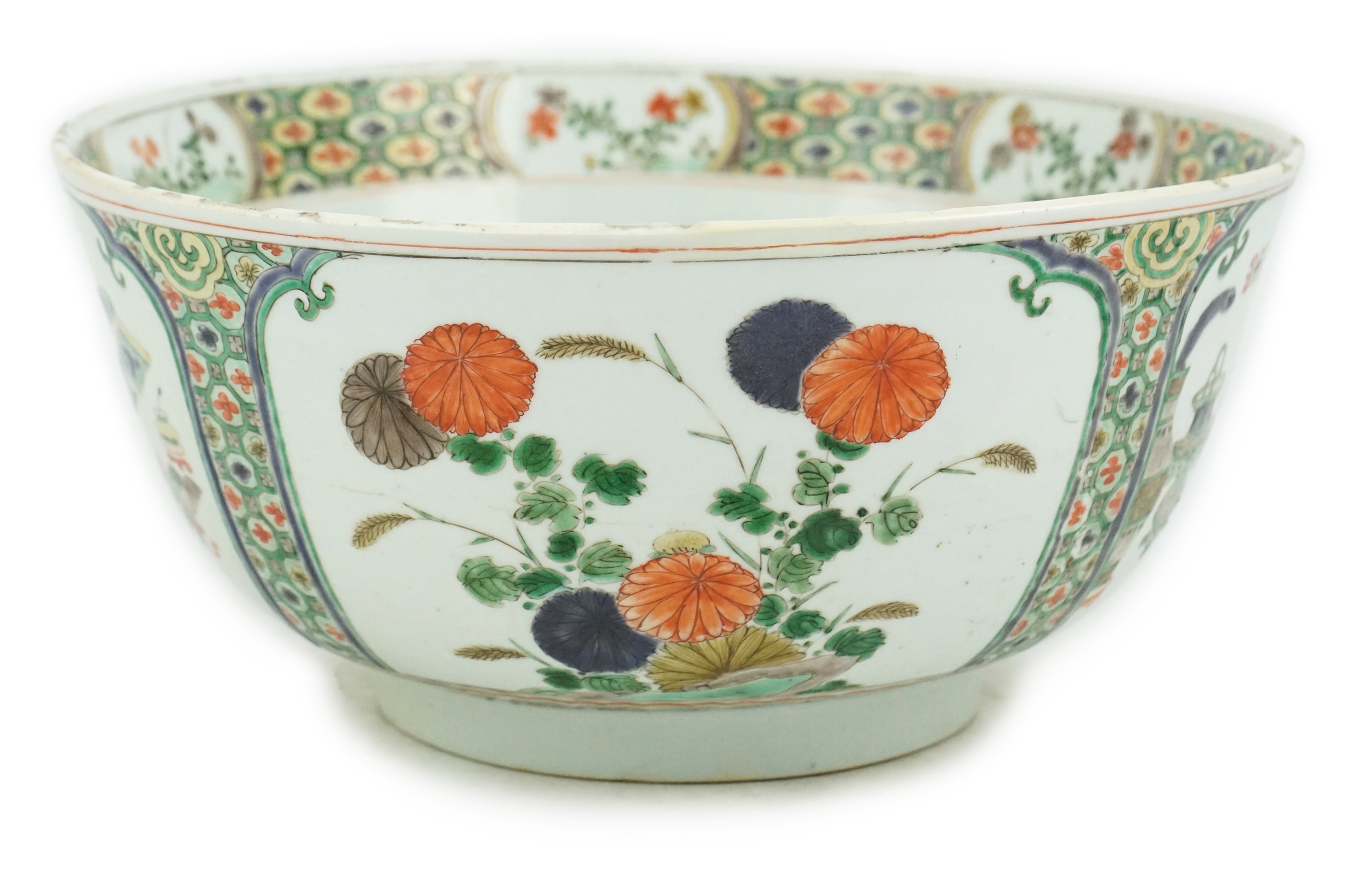 A large Chinese famille verte bowl, Kangxi period (1662-1722)